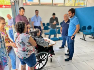 Prefeito Gustavo Nunes entrega cadeiras adaptadas ao Centro de Reabilitação do Unileste