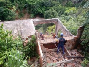 Erguidas em condições precárias, as casas interditadas pela Defesa Civil e impedidas de serem habitadas agora serão demolidas