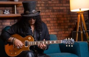 Slash com a Les Paul Victoria