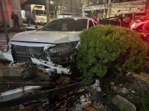 Homem tenta fugir da polícia e bate em muro de bar em Ipatinga