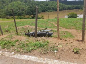 Motociclista morre após perder o controle da moto, cair e bater em cerca na LMG-710, em Ladainha