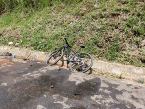 Ciclista morre após ser atingido por carro que se envolveu em acidente na BR-116, em Manhuaçu