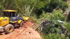 Ônibus que caiu de ponte após acidente na BR-116 é retirado de ribanceira