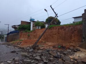 Temporal em Nanuque deixa famílias desalojadas