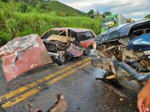 Batida frontal na BR-381 em Timóteo deixa dois mortos e um ferido