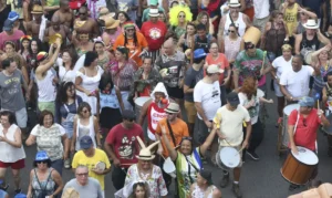 Carnaval de rua em Brasília tem críticas políticas nesta terça-feira