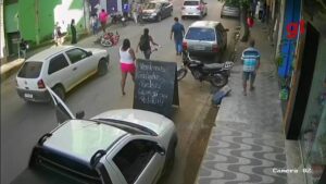 VÍDEO: motorista abre porta de caminhonete e atinge motociclista em MG