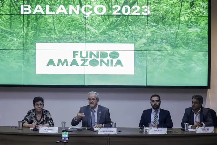 Brasília (DF) 01/02/2022 – A diretora Socioambiental do BNDES, Tereza Campello (e), Sec. Executivo MMA, João Paulo Capobianco (d), Superintendente de meio ambiente BNDS, Nabil Kadir (3d) e o secretario extraordinario do MMA, André Lima, durante apresentação do balanço do Fundo Amazônia em 2023.Foto: Joédson Alves/Agência Brasil