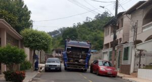 Em Timóteo, chorume deixado nas ruas por caminhões de lixo pode espalhar doenças diversas