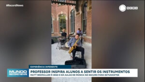 Inspirador! Professor cego ensina saxofone para seus alunos de uma forma diferente - Notícias