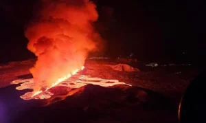 Vulcão na Islândia volta a entrar em erupção