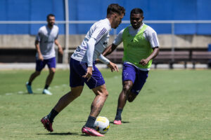 Saiu do Cruzeiro rodeado de polêmicas e agora desandou a fazer gols