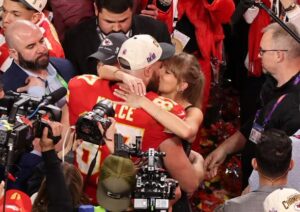 Taylor Swift vira o centro das atenções no Super Bowl vencido por seu namorado, Travis Kelse - Entretenimento
