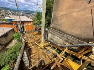 Prefeitura de Ipatinga executa nova escadaria no bairro Canaãzinho