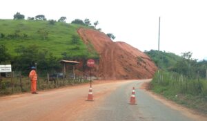 ATENÇÃO: Obras de contenção de encosta em Lavrinha, cidade de Jaguaraçu, causa lentidão no trânsito da LMG-425