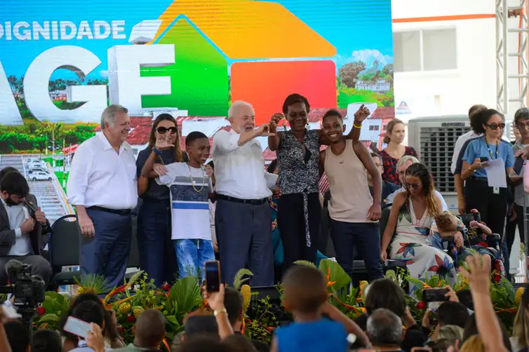 Rio de Janeiro (RJ), 06/02/2024 - O presidente Luiz Inácio Lula da Silva e autoridades entregam as chaves de apartamento para os moradores nos conjuntos residenciais Lírio do Vale e Lótus, que foram construídos com recursos federais do programa Minha Casa, Minha Vida (MCMV), em Magé, na baixada fluminense. Foto: Tomaz Silva/Agência Brasil