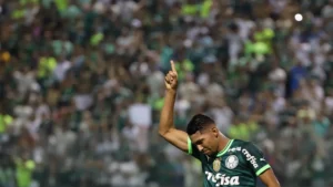 O jogador Rony, da SE Palmeiras, disputa bola com o jogador do São Paulo FC, durante partida válida pela final, da Supercopa Rei, no Estádio Mineirão. (Foto: Cesar Greco/Palmeiras/by Canon)
