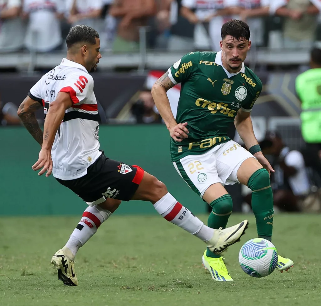 O jogador Joaquín Piquerez, da SE Palmeiras, disputa bola com o jogador do São Paulo FC, durante partida válida pela final, da Supercopa Rei, no Estádio Mineirão. (Foto: Cesar Greco/Palmeiras/by Canon)