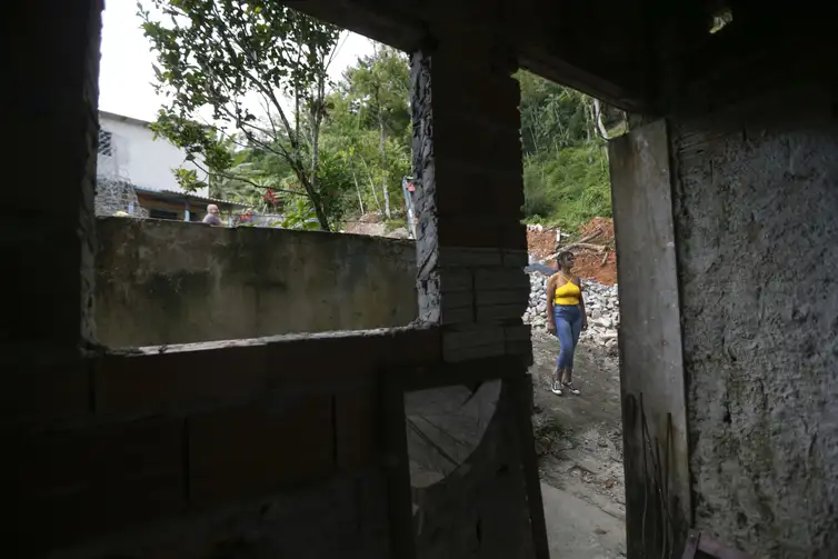 São Sebastião SP 19/02/2024 .Há um ano, chuvas provocaram deslizamentos em São Sebastião provocando dezenas de mortes. Leidiclere da Silva que teve sua casa atingida.  Foto Paulo Pinto/Agência Brasil