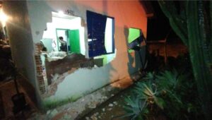 Idosa é arrastada pelas pernas e agredida após ter casa invadida por quatro criminosos; paredes e objetos do imóvel foram destruídos