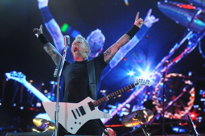 James Hetfield tocando guitarra com o Metallica no Rio de Janeiro