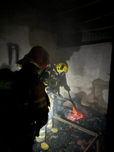 Homem coloca fogo em casa após discussão com companheira em Timóteo