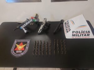 Perseguição policial termina com quatro homens detidos e três armas apreendidas | Vales de Minas Gerais