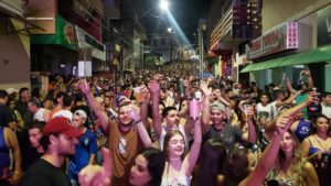 CarnaPeçanha mantém tradição e reúne multidão no centro da cidade