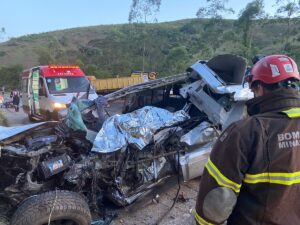 Motorista morre após passar mal e bater carro em caminhão na BR-262