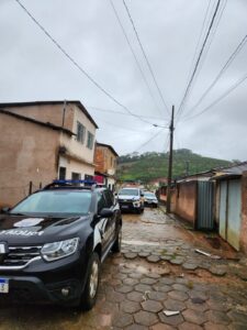 Polícia prende três homens por tráfico de drogas; um deles é suspeito de participação em roubo a joalheria | Vales de Minas Gerais