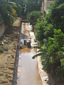 Carro perde freio e cai dentro de córrego em Governador Valadares