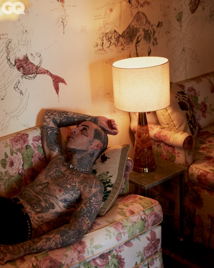 Travis Barker em foto para a GQ Brasil