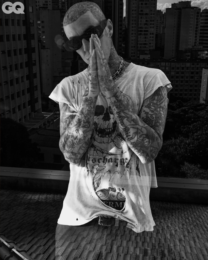 Travis Barker em foto para a GQ Brasil