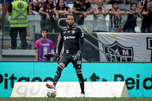 Dorival detona Everson e convoca um dos goleiros mais vazados do Brasileirão