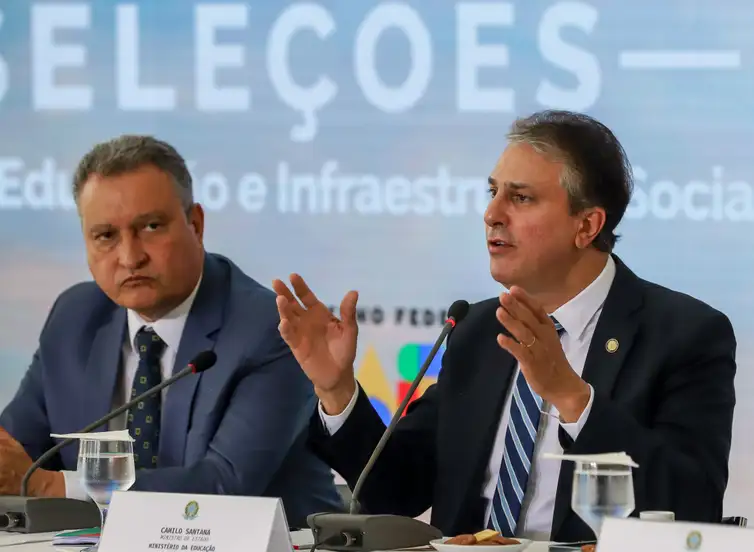 Brasília (DF), 07/03/2024, O ministro da Casa Civil, Rui Costa e o Ministro da Educação, Camilo Santana, durante coletiva sobre a  Divulgação dos Resultados do Novo PAC Seleções para Saúde, Educação e Infraestrutura Social. Foto: Antonio Cruz/Agência Brasil