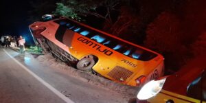 Ônibus da Gontijo tomba em erosão na marginal da BR-262, na cidade Rio Casca