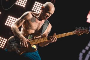 Flea com o Red Hot Chili Peppers no Nilton Santos