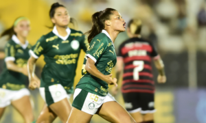 LaÃ­s Estevam, do Palmeiras, comemora gol contra o Flamengo no BrasileirÃ£o Feminino
