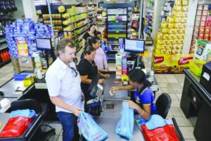 Sem fiscalização da prefeitura, Lei da presença de embalador nos supermercados está sendo burlada em Timóteo