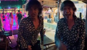 Mick Jagger dançando aos 80 anos