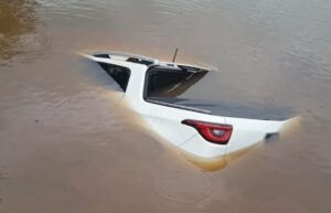 Motorista perde o controle da direção e carro vai parar dentro de lagoa em Caratinga