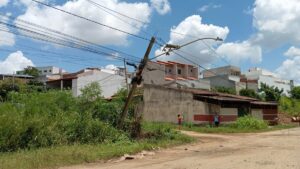 Trator derruba poste e moradores ficam luz em bairro de Governador Valadares