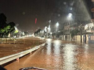 Volume de chuva quase quatro vezes maior que o esperado deixa ruas alagadas em Governador Valadares | Vales de Minas Gerais