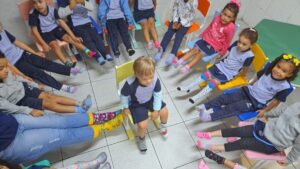 Estudantes usam meias trocadas em apoio ao Dia Mundial da Síndrome de Down