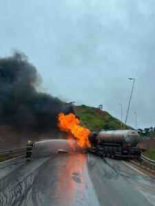 Carreta que transportava ácido sulfúrico pega fogo na BR-381 | Vales de Minas Gerais