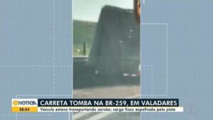 Carreta tomba na BR-259 em Governador Valadares e carga de carvão fica espalhada na pista