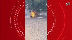 VÍDEO: Jovem é preso e adolescente é apreendido por suspeita de atear fogo em motocicleta de professora