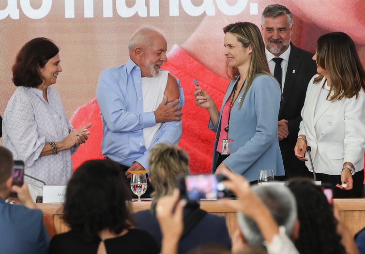 BrasÃ­lia (DF), 08/04/2024, O presidente Luiz InÃ¡cio Lula da Silva Ã© vacinado, durante entrevista coletiva sobre questÃµes relacionadas Ã  saÃºde, como vacinaÃ§Ã£o e combate Ã  dengue, no PalÃ¡cio do Planalto.  Foto: Antonio Cruz/ AgÃªncia Brasil