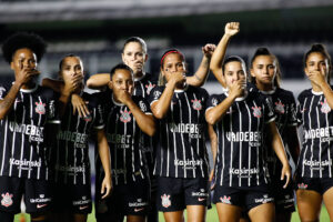 Jogadoras protestam contra volta de Kleiton Lima ao Santos - 13/04/2024 - Esporte