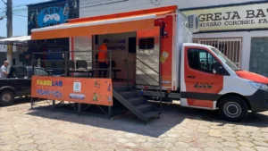 Caminhão itinerante de robótica leva tecnologia para crianças e adolescentes em Fabriciano